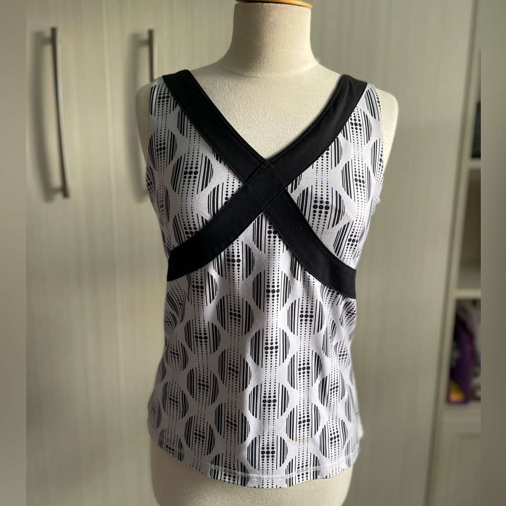 Lululemon black and white wet dry warm tank top pit to pit‎ 18” no size tag